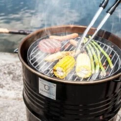 BarrelQ Petit Baril De Pétrole Barbecue Au Charbon De Bois Table D'appoint De Foyer Pour Barbecue En Un Avec Housse De Protection -Magasin D'Accessoires Pour Barbecue 1199x1200 1