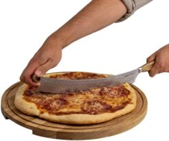 Boska Planche à Pizza Friends XL - Planche De Service ⌀40cm - Eikenhout Européen - Avec Canal Collecteur - Rond -Magasin D'Accessoires Pour Barbecue 1200x1008 3