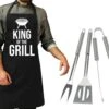 Ensemble D'ustensiles De Barbecue 3 Pièces En Acier Inoxydable - Avec Tablier De BBQ Noir King Of The Grill - Cadeau De La Vaderdag 1 Ensemble D'ustensiles De Barbecue 3 Pièces En Acier Inoxydable - Avec Tablier De BBQ Noir King Of The Grill - Cadeau De La Vaderdag -Magasin D'Accessoires Pour Barbecue 1200x1017 1