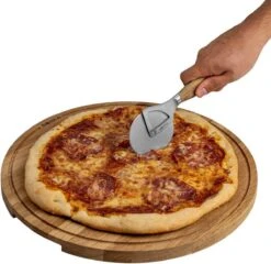 Boska Planche à Pizza Friends XL - Planche De Service ⌀40cm - Eikenhout Européen - Avec Canal Collecteur - Rond -Magasin D'Accessoires Pour Barbecue 1200x1166 4