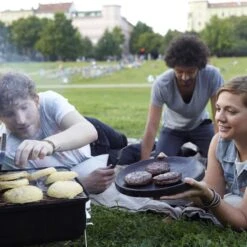 AG To- Go Barbecue Ø44 Cm - Barbecues à Charbon - Incl. Thermomètre - Température Inoxydable - Compact -Barbecue Carré - Incl. Couvercle - Barbecue Traditionnel - 6 Personnes - Partout Grille De Ventilation Pour Régulation D'oxygène - Zwart -Magasin D'Accessoires Pour Barbecue 1200x1199 3