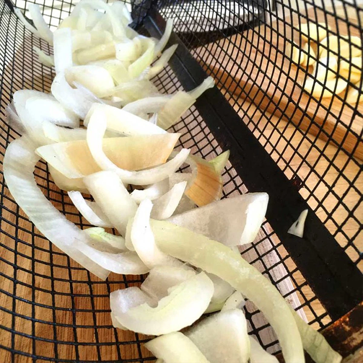 Lot De 2 Paniers à BBQ Ronds 30 X 10 Cm Avec Pinces à Fourche - Grille Grille Grille Grille Pour Barbecue - Accessoires Pour Outils 5 Lot De 2 Paniers à BBQ Ronds 30 X 10 Cm Avec Pinces à Fourche - Grille Grille Grille Grille Pour Barbecue - Accessoires Pour Outils – Image 3