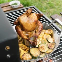 Grille à Rôtir Poulet Navaris Pour BBQ - Grille à Poulet En Acier Inoxydable - Grille Avec égouttoir D'un Diamètre De 30,5 Cm - Rôtissage De Poulet Debout -Magasin D'Accessoires Pour Barbecue 1200x1200 1285