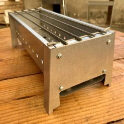 Spiedini Saté-bbq Bali 40 Mini - Petit Barbecue à Charbon étroit Avec Grille Horizontale Pour Satay Ou Autres Brochettes - 40 Cm De Long, 11 Cm De Large, 14 Cm De Haut - Idéal Pour Jardin Ou Cheminée, Ou Balcon - Matériau : Fer Aluminisé -Magasin D'Accessoires Pour Barbecue 1200x1200 233