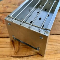 Spiedini Saté-bbq Bali 40 Mini - Petit Barbecue à Charbon étroit Avec Grille Horizontale Pour Satay Ou Autres Brochettes - 40 Cm De Long, 11 Cm De Large, 14 Cm De Haut - Idéal Pour Jardin Ou Cheminée, Ou Balcon - Matériau : Fer Aluminisé -Magasin D'Accessoires Pour Barbecue 1200x1200 234