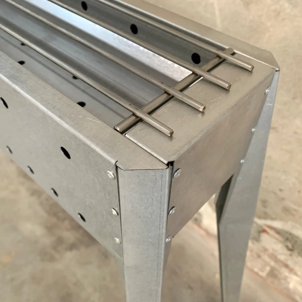 Spiedini Saté-bbq Sumatra 80 - Barbecue à Charbon Double Paroi Avec Grille Horizontale Pour Satay Ou Autres Brochettes - 80 Cm De Long, 11 Cm De Large, 83 Cm De Haut - Matière : Fer Aluminisé 6 Spiedini Saté-bbq Sumatra 80 - Barbecue à Charbon Double Paroi Avec Grille Horizontale Pour Satay Ou Autres Brochettes - 80 Cm De Long, 11 Cm De Large, 83 Cm De Haut - Matière : Fer Aluminisé – Image 4