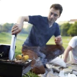 AG To- Go Barbecue Ø44 Cm - Barbecues à Charbon - Incl. Thermomètre - Température Inoxydable - Compact -Barbecue Carré - Incl. Couvercle - Barbecue Traditionnel - 6 Personnes - Partout Grille De Ventilation Pour Régulation D'oxygène - Zwart -Magasin D'Accessoires Pour Barbecue 1200x1200 270