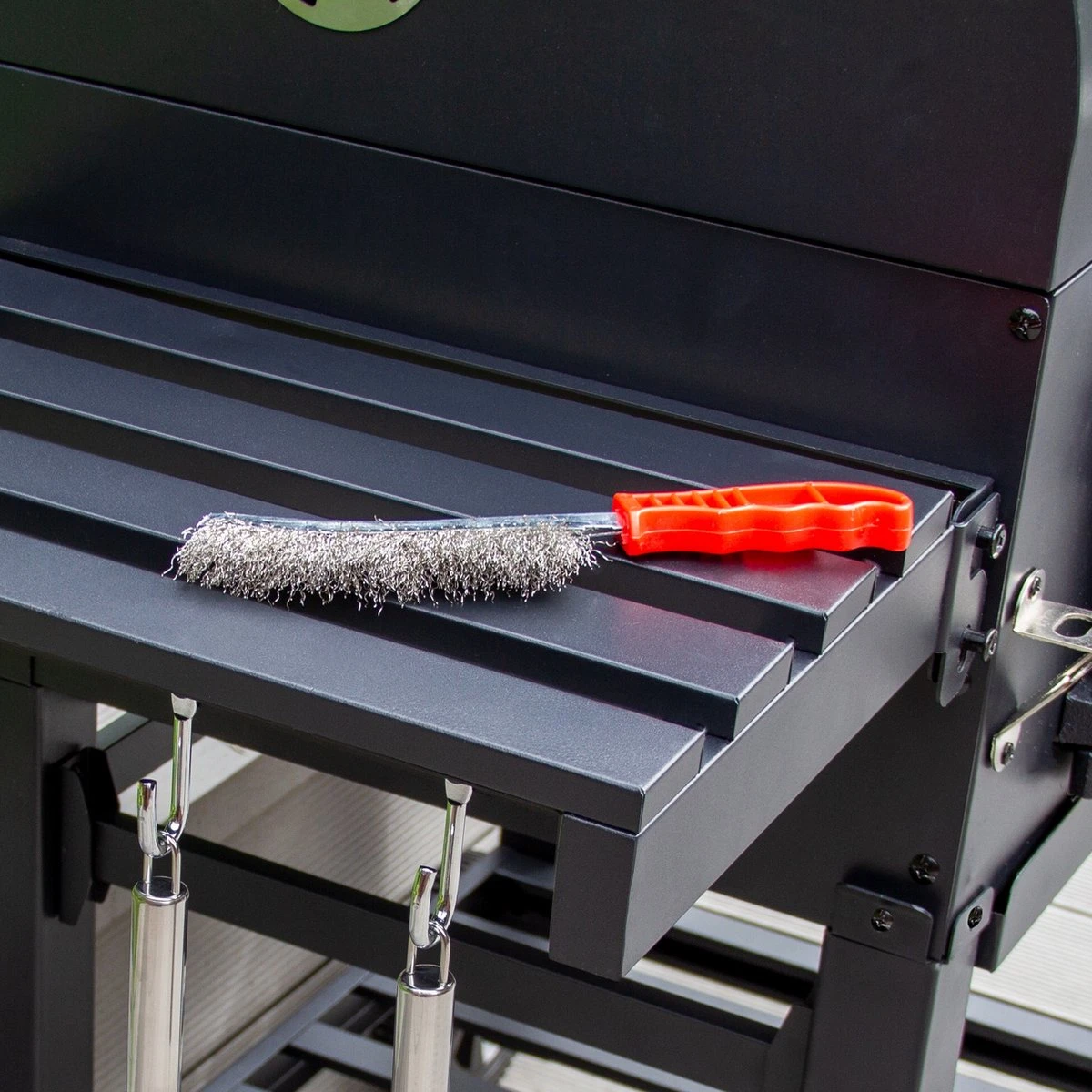 BBQ Grill XL Smoker Jardin - Barbecue à Charbon De Bois De Bois - Y Compris Housse De Pluie - Brosse Métallique - Espace De Rangement Rabattable 10 BBQ Grill XL Smoker Jardin - Barbecue à Charbon De Bois De Bois - Y Compris Housse De Pluie - Brosse Métallique - Espace De Rangement Rabattable – Image 8