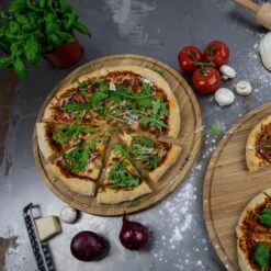 Boska Planche à Pizza Friends XL - Planche De Service ⌀40cm - Eikenhout Européen - Avec Canal Collecteur - Rond -Magasin D'Accessoires Pour Barbecue 1200x1200 625