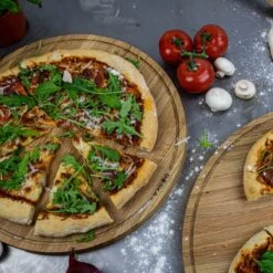 Boska Planche à Pizza Friends XL - Planche De Service ⌀40cm - Eikenhout Européen - Avec Canal Collecteur - Rond -Magasin D'Accessoires Pour Barbecue 1200x1200 628