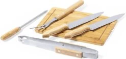 Ensemble De BBQ - Accessoires De BBQ - Outils De BBQ - Pinces à Barbecue - Fourchette - Spatule - Ouvre-bouteille - Planche à Découper - Durable - Bamboe -Magasin D'Accessoires Pour Barbecue 1200x567 1
