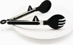 Doodadeals® Pro Pinces à Spaghetti – Pinces à Pâtes – Pinces De Service – Pinces De Cuisine – Pinces De Service – Cuillère Et Fourchette – Zwart / Acier Inoxydable – Longueur 26 Cm -Magasin D'Accessoires Pour Barbecue 1200x748 3