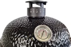 Obelix Kamado Large - 22 Pouces - Zwart - Avec Poseur De Plaque - Feutre En Fibre De Verre - Système D'ouverture / Fermeture - Precision Top-Vent -Magasin D'Accessoires Pour Barbecue 1200x808 1