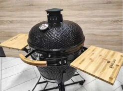 Série Evolve Econ - Barbecue Kamado 24" / 61 CM / XXL - Avec étagères De Table En Bois - Accessoires Gratuits Inclus - Parois En Céramique - Forme D'œuf - Chaleur Directe + Chaleur Indirecte - Ventilation Professionnelle - Thermomètre Intelligent -Magasin D'Accessoires Pour Barbecue 1200x893 1