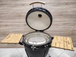 Série Evolve Econ - Barbecue Kamado 24" / 61 CM / XXL - Avec étagères De Table En Bois - Accessoires Gratuits Inclus - Parois En Céramique - Forme D'œuf - Chaleur Directe + Chaleur Indirecte - Ventilation Professionnelle - Thermomètre Intelligent -Magasin D'Accessoires Pour Barbecue 1200x898 1