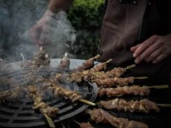 VOLT! Barbecue Dutch Fire Bowl - Brasero Avec Rangement Pour Bois Pour Extérieur - Cuisine D'extérieur - Plaque De Gril - Plancha Barbecue - Grille De Gril - Anneau De Gril -Magasin D'Accessoires Pour Barbecue 1200x899 35