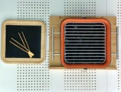 BBQ - BARBECUE - CHARBON - EVERDURE - CUBE - Y COMPRIS LA BOÎTE DE RANGEMENT ET LE TRAVAIL / PLATEAU - 38,4 CM DE LONG - 31,6 CM DE LARGE - 22,4 CM DE HAUT - ACIER INOXYDABLE / ALUMINIUM / BOIS -Magasin D'Accessoires Pour Barbecue 1200x920 1