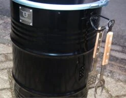 BarrelQ Petit Baril De Pétrole Barbecue Au Charbon De Bois Table D'appoint De Foyer Pour Barbecue En Un Avec Housse De Protection -Magasin D'Accessoires Pour Barbecue 1200x938