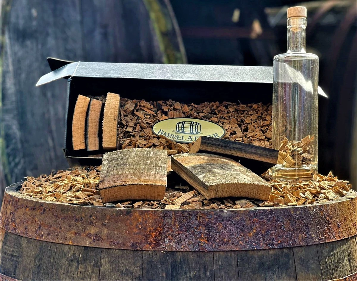 The Barrel BBQ Bottle (Box) / Cadeau Vaderdag / Édition Limited / Copeaux De Bois / Whisky Chunks / Offre De Pasen 3 The Barrel BBQ Bottle (Box) / Cadeau Vaderdag / Édition Limited / Copeaux De Bois / Whisky Chunks / Offre De Pasen