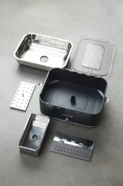 Barbecook Carlo - Barbecue Au Charbon De Bois - Barbecue De Table - Sac De Transport - Compact - Ventilateur - 38,5 X 28,5 Cm - 6 P. - Gris 14 Barbecook Carlo - Barbecue Au Charbon De Bois - Barbecue De Table - Sac De Transport - Compact - Ventilateur - 38,5 X 28,5 Cm - 6 P. - Gris -Magasin D'Accessoires Pour Barbecue 800x1200 5