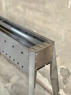 Spiedini Saté-bbq Java 80 - Barbecue à Charbon De Bois De Luxe à Double Paroi Avec Grille Horizontale Pour Satay Ou Autres Brochettes - 80 Cm De Long, 11 Cm De Large, 83 Cm De Haut - Matériau : Acier Inoxydable 16 Spiedini Saté-bbq Java 80 - Barbecue à Charbon De Bois De Luxe à Double Paroi Avec Grille Horizontale Pour Satay Ou Autres Brochettes - 80 Cm De Long, 11 Cm De Large, 83 Cm De Haut - Matériau : Acier Inoxydable -Magasin D'Accessoires Pour Barbecue 899x1200 2