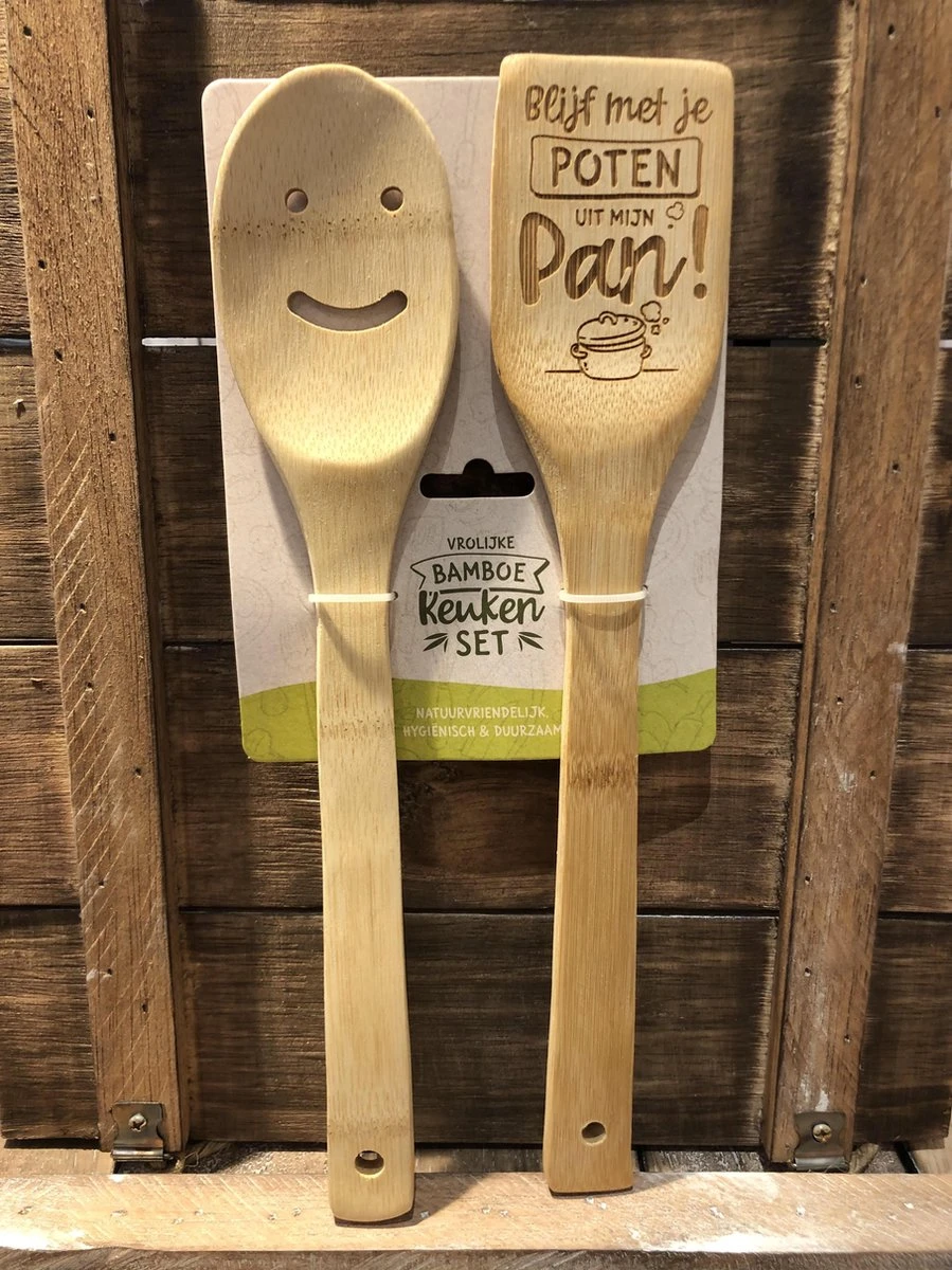 Miko Ensemble De Cuisine En Bambou Avec Texte Gardez Vos Pieds Hors De Ma Poêle 4 Miko Ensemble De Cuisine En Bambou Avec Texte Gardez Vos Pieds Hors De Ma Poêle – Image 2