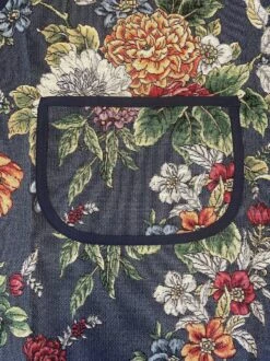 Tablier - Tissu De Luxe Gobelin - Kate Navy - Blauw Foncé Avec Des Fleurs Colorées -Magasin D'Accessoires Pour Barbecue 899x1200 42