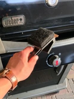Merkloos Tomassio BBQ Tomassio ™ - Trois Parties - Brosse Métallique - Accessoires De Vêtements Pour Bébé BBQ - Nettoyant Pour Barbecue 9 Merkloos Tomassio BBQ Tomassio ™ - Trois Parties - Brosse Métallique - Accessoires De Vêtements Pour Bébé BBQ - Nettoyant Pour Barbecue -Magasin D'Accessoires Pour Barbecue 900x1200 23