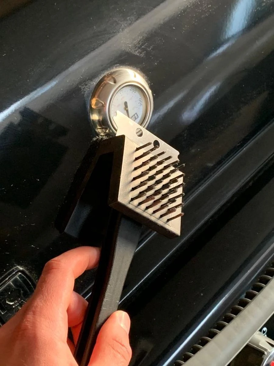 Merkloos Tomassio BBQ Tomassio ™ - Trois Parties - Brosse Métallique - Accessoires De Vêtements Pour Bébé BBQ - Nettoyant Pour Barbecue 7 Merkloos Tomassio BBQ Tomassio ™ - Trois Parties - Brosse Métallique - Accessoires De Vêtements Pour Bébé BBQ - Nettoyant Pour Barbecue – Image 5