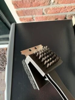 Merkloos Tomassio BBQ Tomassio ™ - Trois Parties - Brosse Métallique - Accessoires De Vêtements Pour Bébé BBQ - Nettoyant Pour Barbecue 13 Merkloos Tomassio BBQ Tomassio ™ - Trois Parties - Brosse Métallique - Accessoires De Vêtements Pour Bébé BBQ - Nettoyant Pour Barbecue -Magasin D'Accessoires Pour Barbecue 900x1200 27